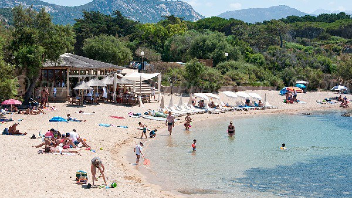 Rent a beachfront apartment in Corsica